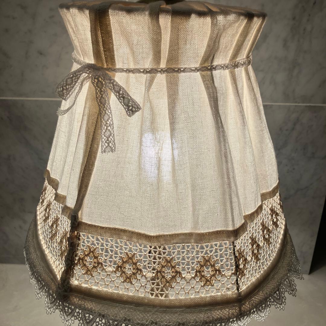 アメリカアンティーク手編みのレースが芸術的で真鍮がゴージャスな存在感抜群のランプ