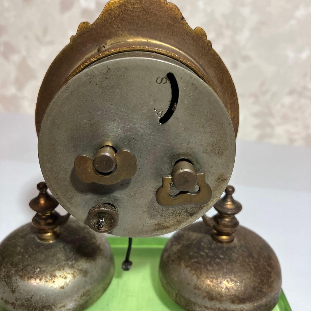 「精工舎」の大正時代のネジ巻き両鈴目覚時計 （硝子台はウランガラス）