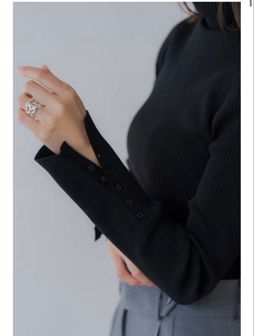 regleam 黒 ボタン付きタートルネックニット