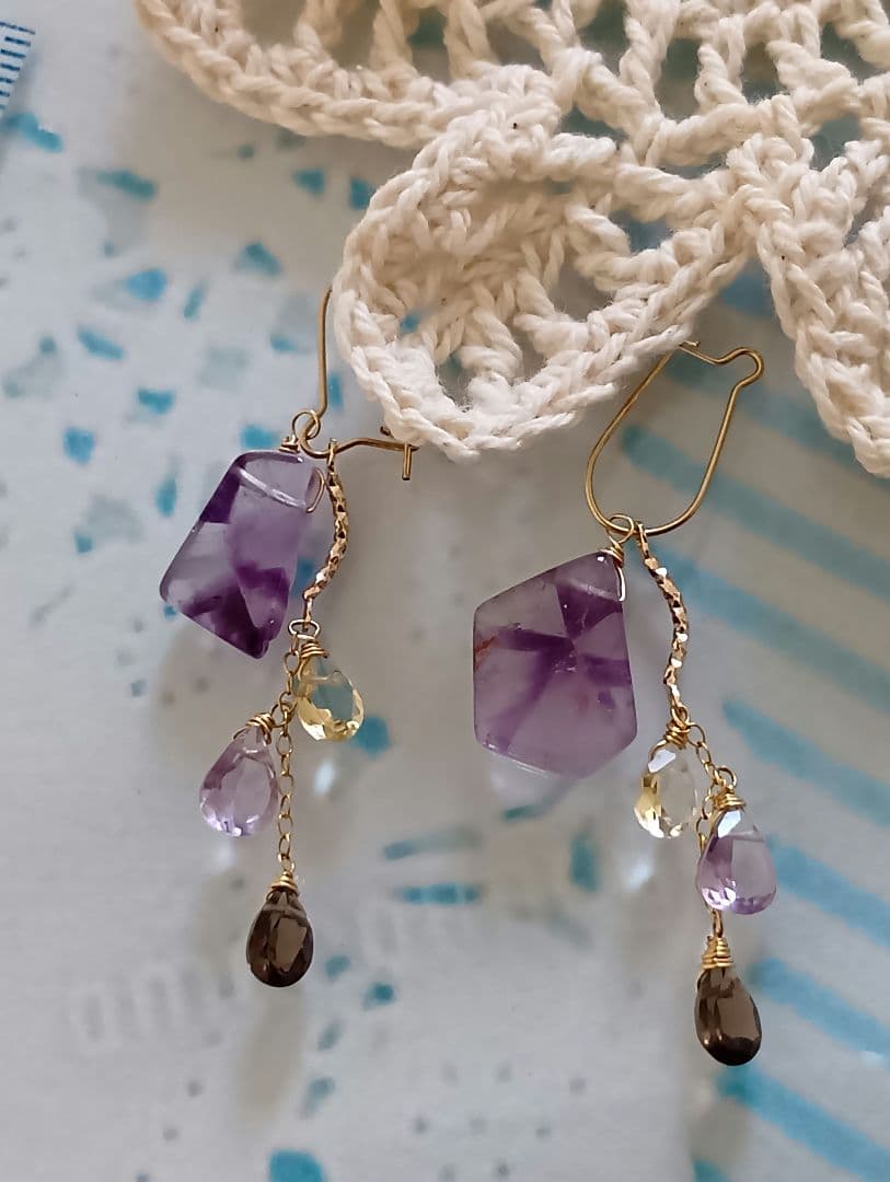 489/14kgfトラピッチェアメジストと宝石質３石のチャーム