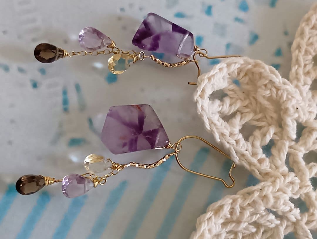 489/14kgfトラピッチェアメジストと宝石質３石のチャーム