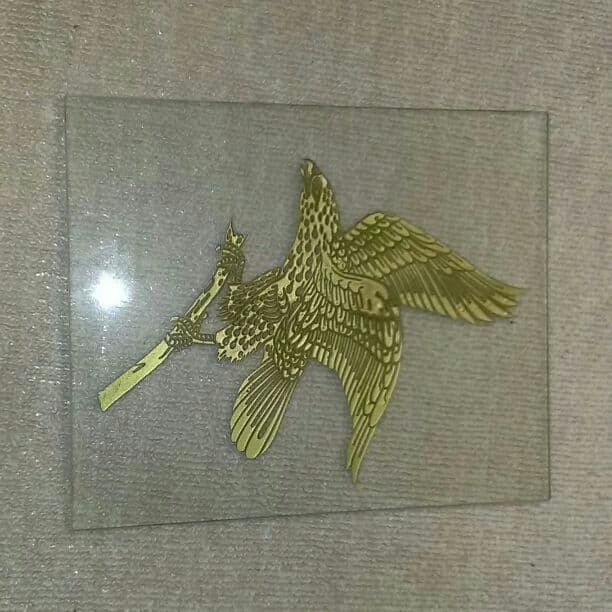 金の鷹のガラス