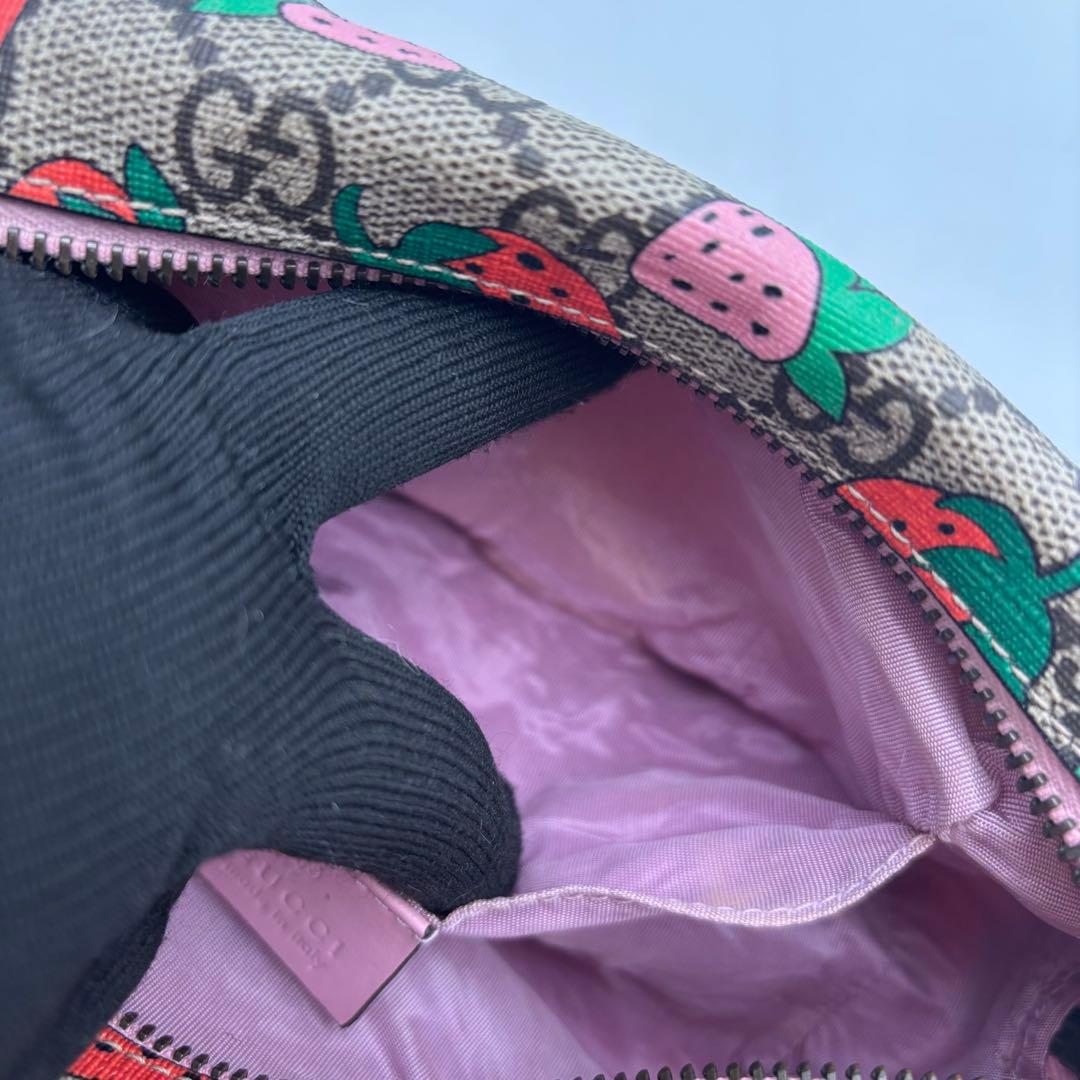希少 GUCCI イチゴ柄ポーチ GGスプリーム ストロベリー 化粧ポーチ 小物