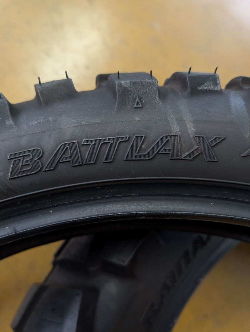バトラックス AX41　100/90-19　130/80-18　前後2本　バリ山