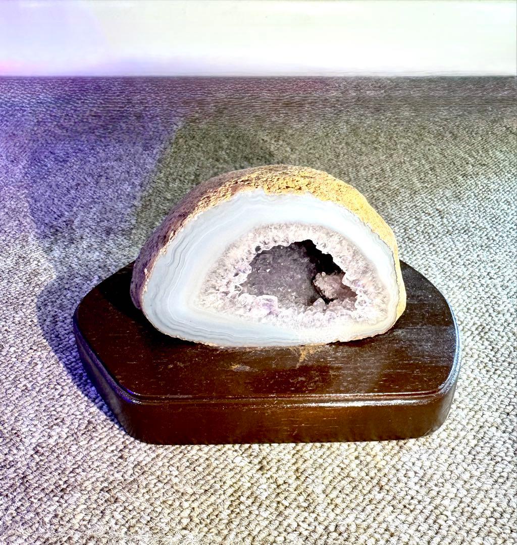 メノウの置物 木製台座付き　層状　結晶　アゲート