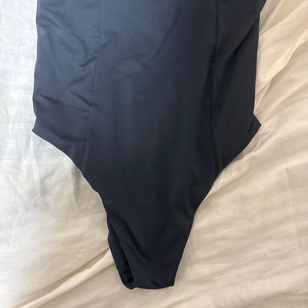 ブラック Vネック ワンピース水着　ALEXIASTAM