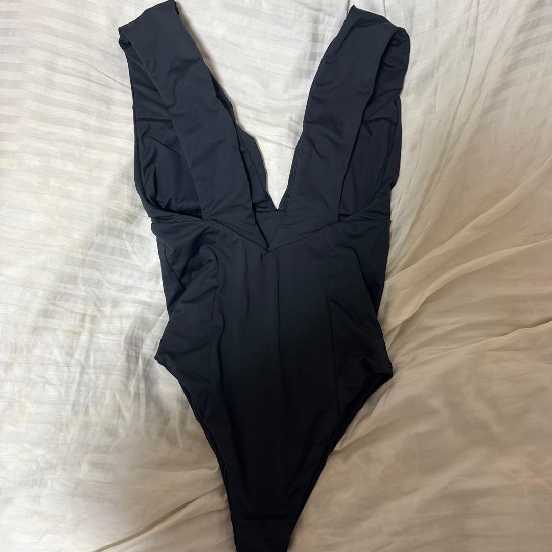 ブラック Vネック ワンピース水着　ALEXIASTAM
