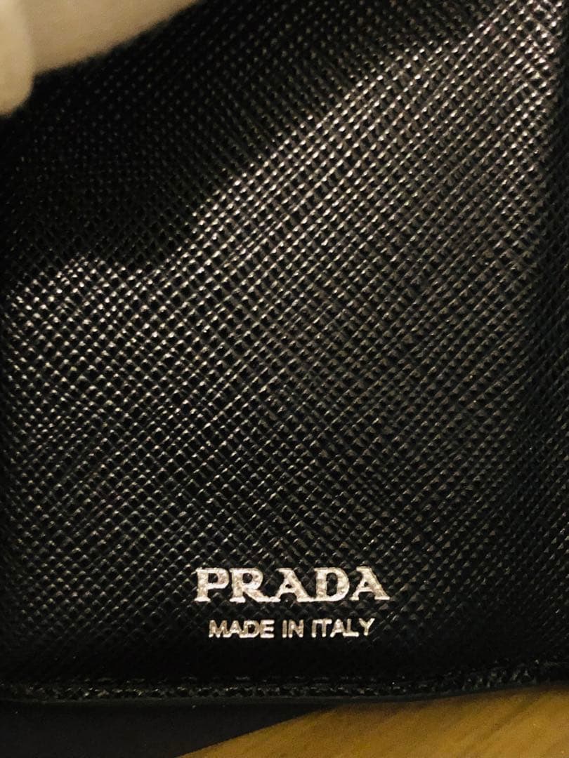 PRADA サフィアーノレザー 三つ折り財布 ブラックICチップ(RFID)搭載