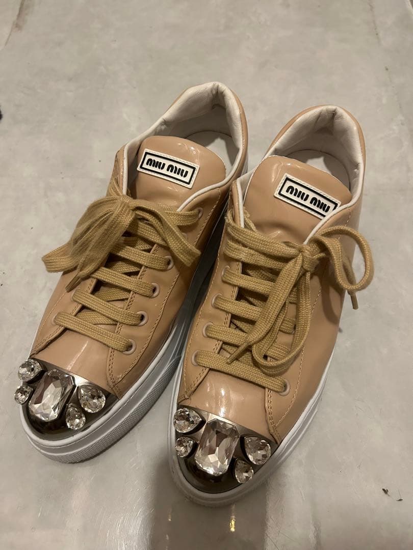 miumiu クリスタル装飾スニーカー ベージュ