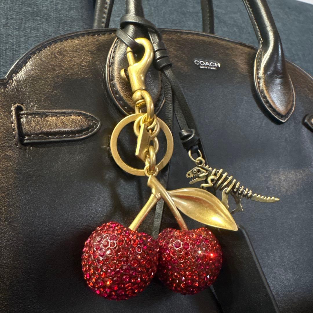 今期完売新品コーチ COACH バッグチャームさくらんぼクリスタル キーホルダー