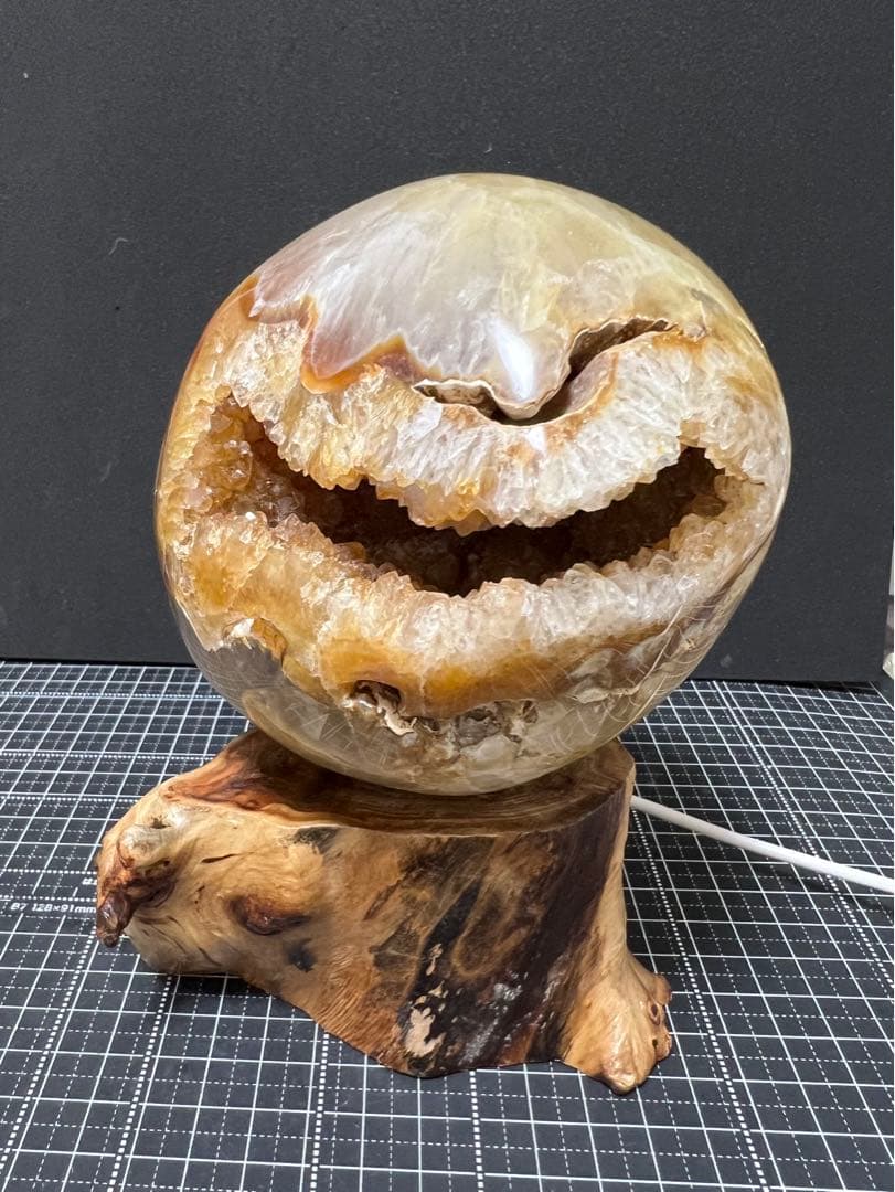 純天然笑口　重量級1.6kg 木製LED台座付き　巨大な黄色瑪瑙水晶クラスタ