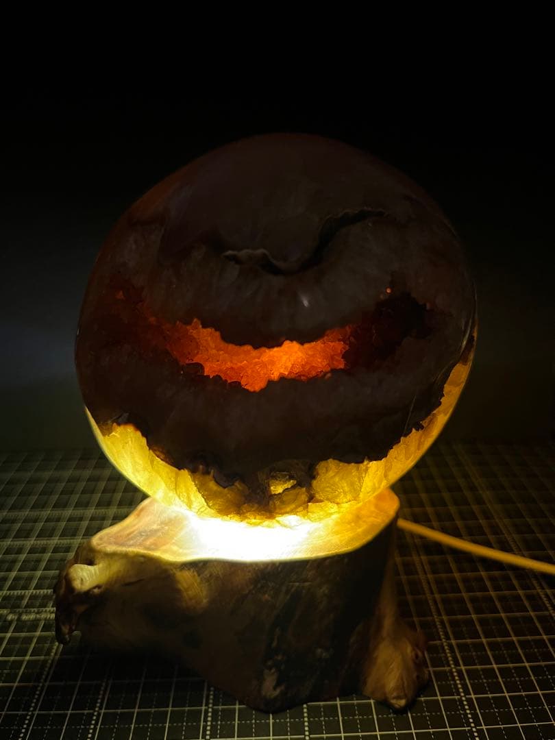 純天然笑口　重量級1.6kg 木製LED台座付き　巨大な黄色瑪瑙水晶クラスタ