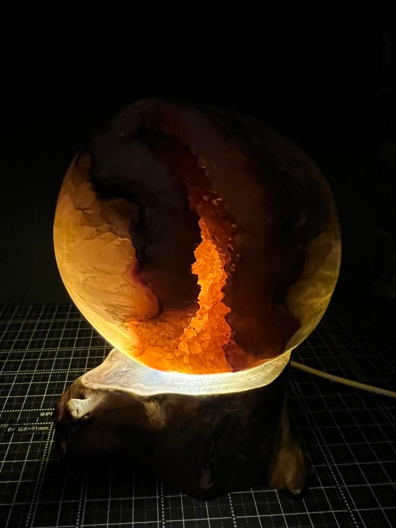 純天然笑口　重量級1.6kg 木製LED台座付き　巨大な黄色瑪瑙水晶クラスタ