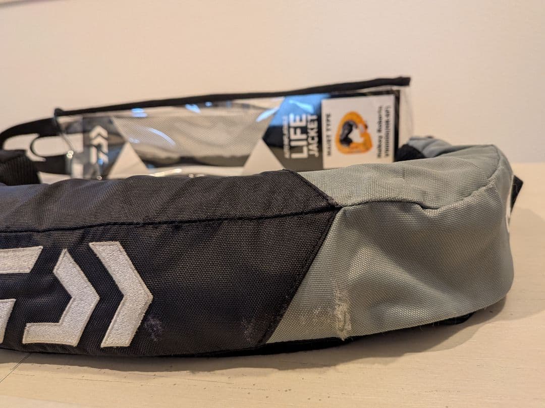 Daiwa ダイワ ライフジャケット 腰巻きタイプ 黒/グレー 自動膨張式