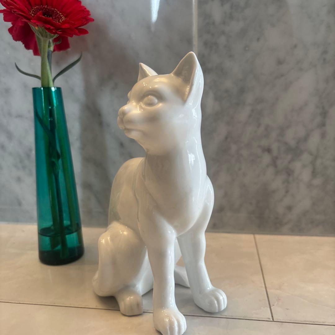 アンティーク妖艶な瞳や猫背が美しく存在感抜群の白磁の猫