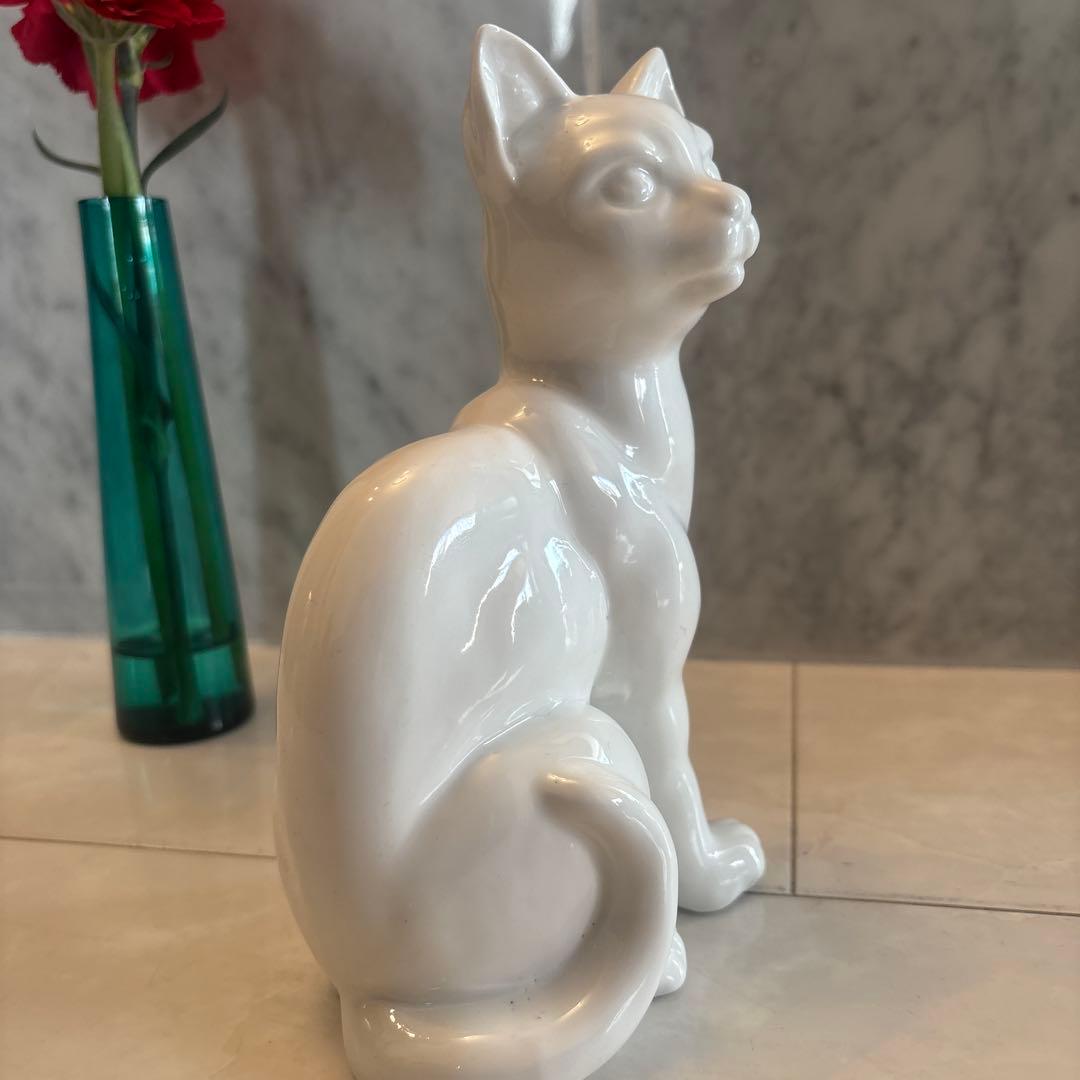 アンティーク妖艶な瞳や猫背が美しく存在感抜群の白磁の猫