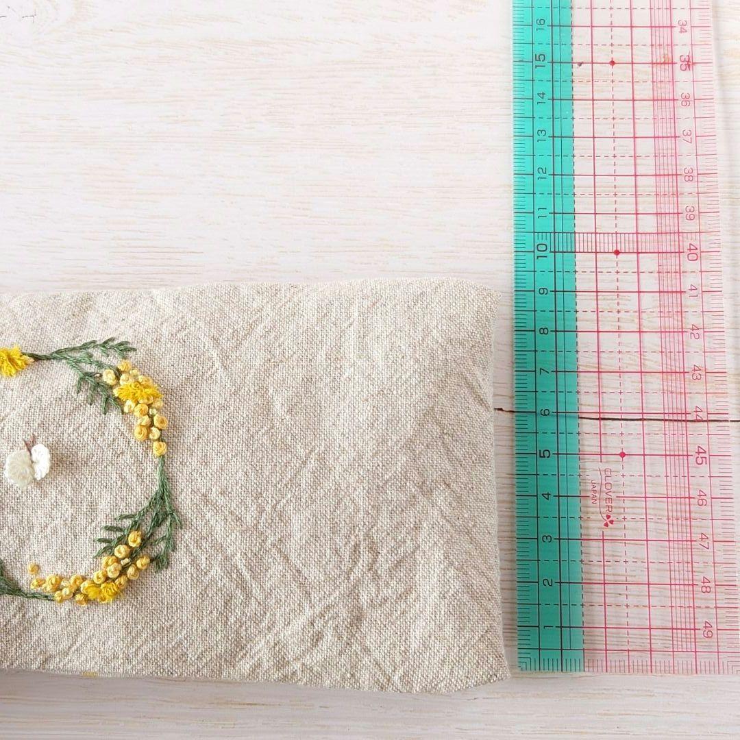 手刺繍入あずき/小豆のアイピロー【ミモザリースと蝶々】