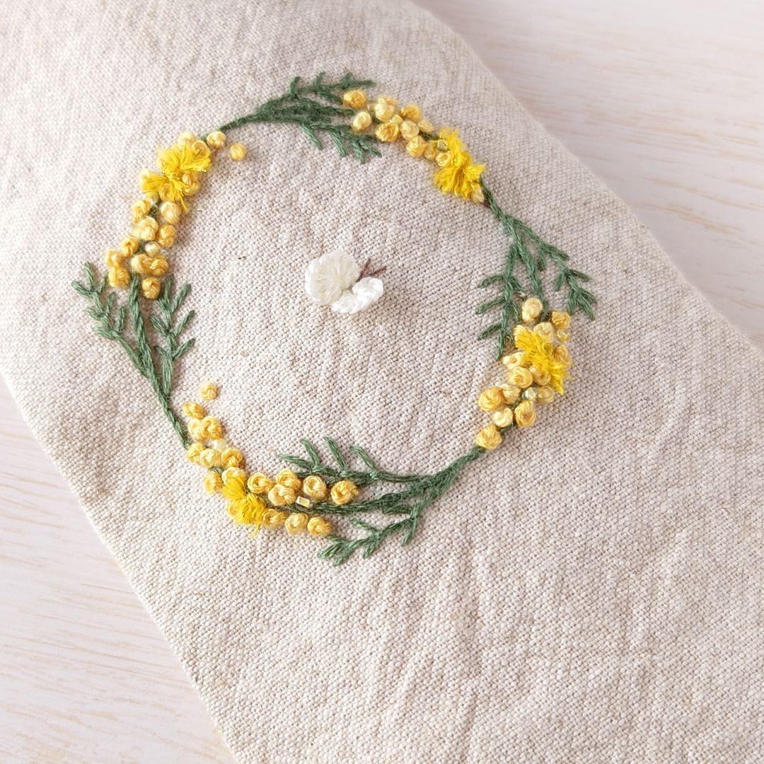 手刺繍入あずき/小豆のアイピロー【ミモザリースと蝶々】