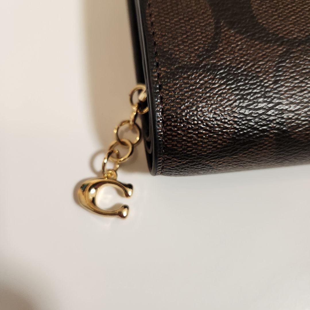 ​【新品・付属品】COACH 二つ折り財布 シグネチャー ブラウン チャーム付