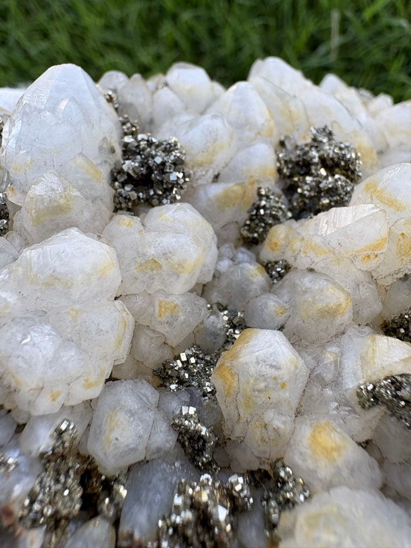 【匿名発送】4.5 kg ！ 国産水晶、パイライト共生クラスター