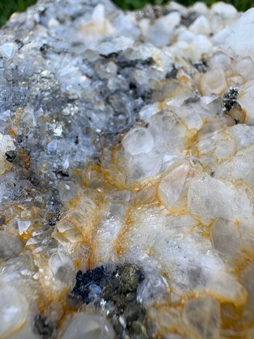 【匿名発送】4.5 kg ！ 国産水晶、パイライト共生クラスター