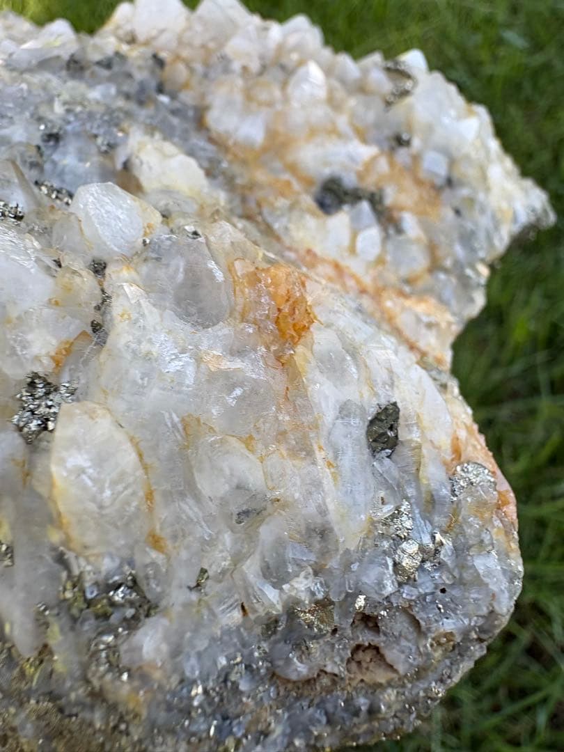 【匿名発送】4.5 kg ！ 国産水晶、パイライト共生クラスター