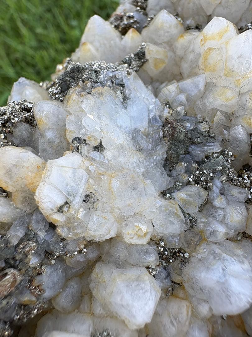 【匿名発送】4.5 kg ！ 国産水晶、パイライト共生クラスター