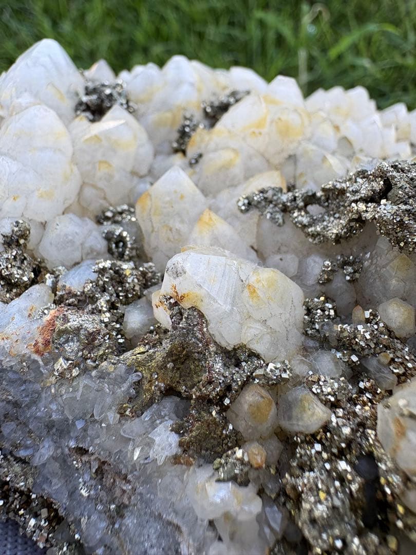 【匿名発送】4.5 kg ！ 国産水晶、パイライト共生クラスター