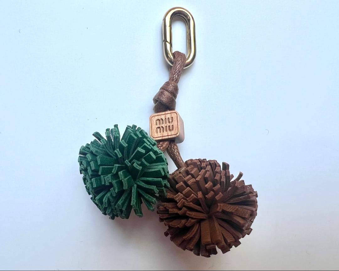 新品未使用品 miu miu レザーマイクロトリック