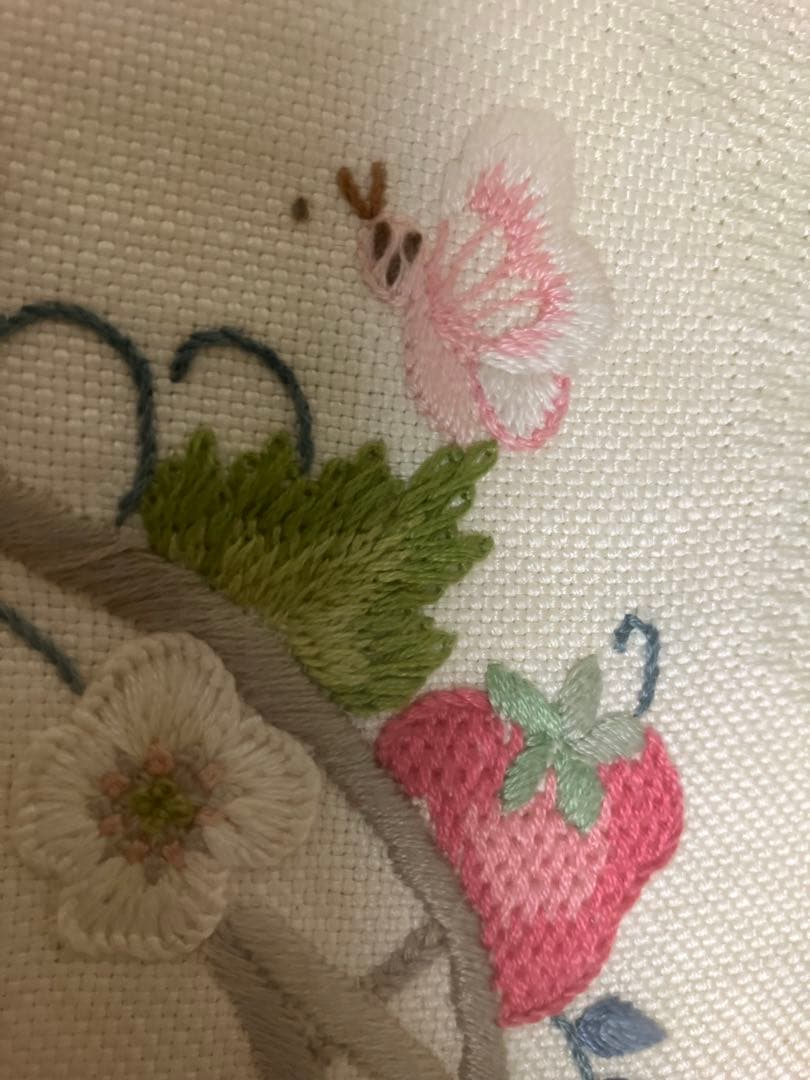 戸塚刺繍　「女の子と猫」　額入りタペストリー　【ハンドメイド作品】