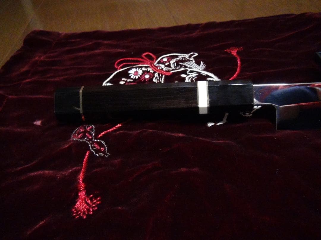 V金10号鏡面全鋼先丸柳刃包丁九寸27センチ八角黒檀水牛鞘付き新品。