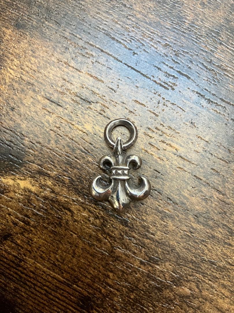 クロムハーツ、シルバー フルール・ド・リス チャーム