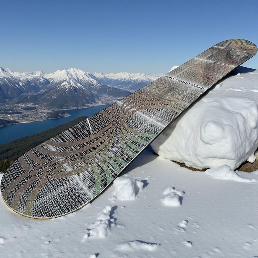 011 ZERO ONE ONE Artistic 156cm スノーボード