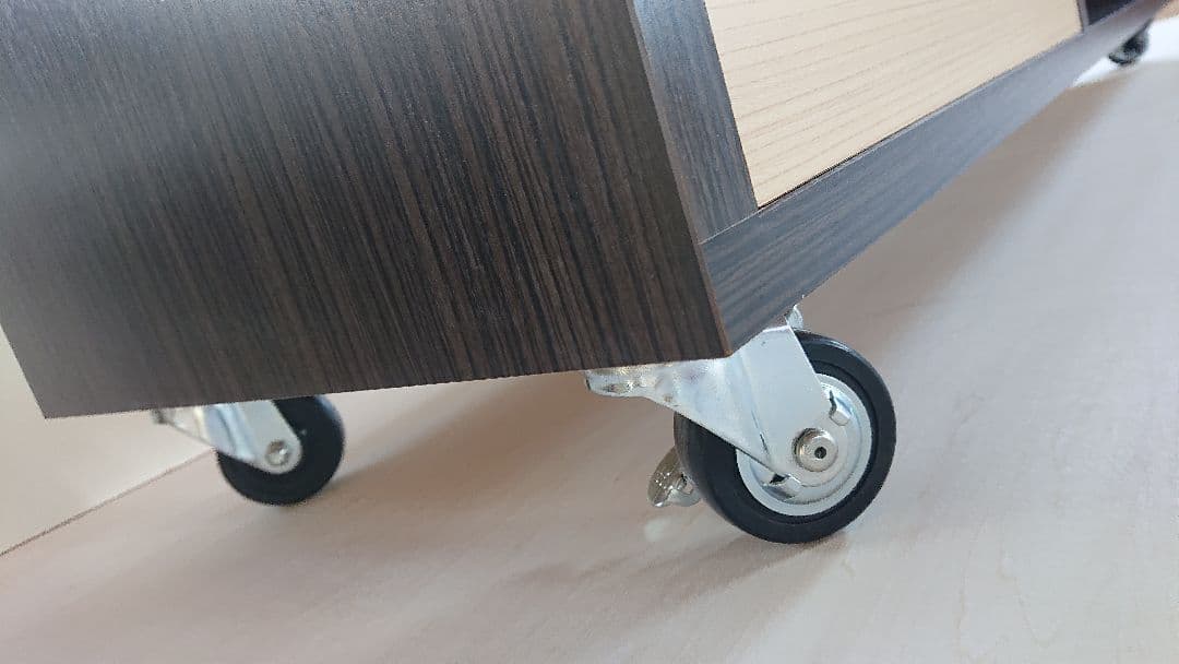 シンプルで使いやすい！大きいキャスター付き　テレビ台