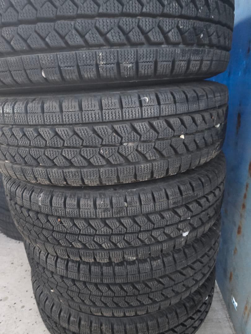 ブリジストンスタッドレス　205/70R16　5本