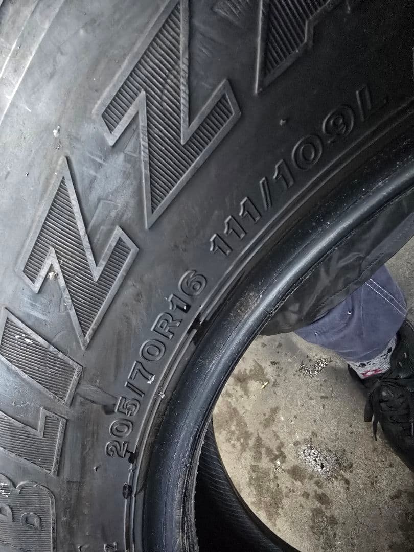 ブリジストンスタッドレス　205/70R16　5本