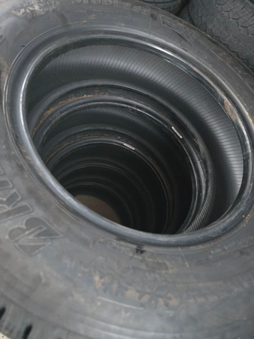 ブリジストンスタッドレス　205/70R16　5本