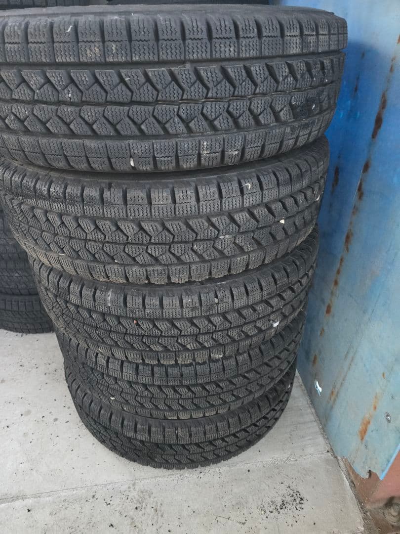 ブリジストンスタッドレス　205/70R16　5本