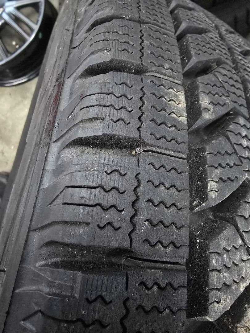 ブリジストンスタッドレス　205/70R16　5本