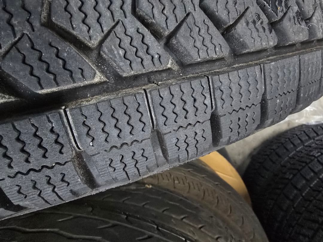 ブリジストンスタッドレス　205/70R16　5本