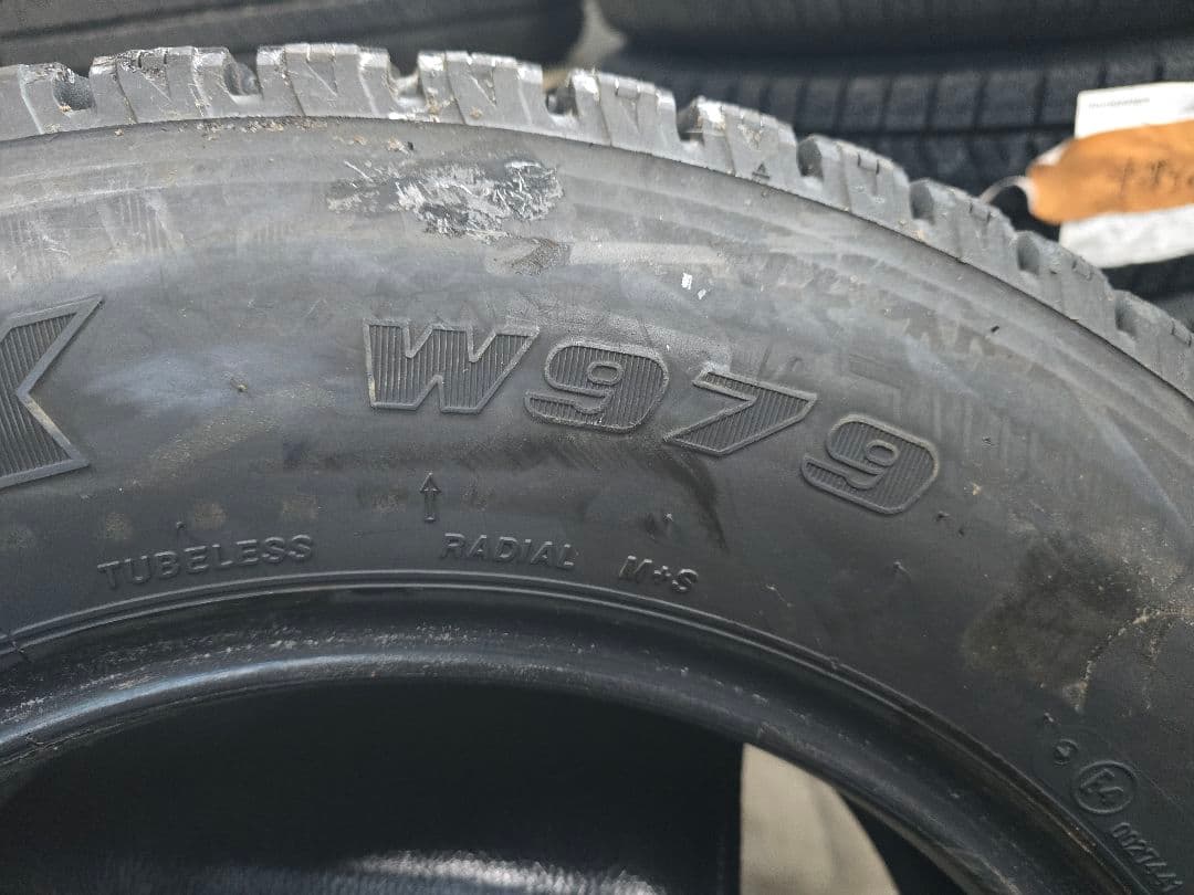 ブリジストンスタッドレス　205/70R16　5本