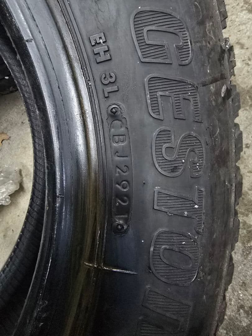 ブリジストンスタッドレス　205/70R16　5本