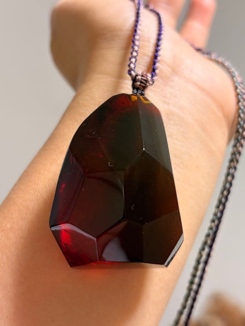 ミャンマー産血珀 ダイヤモンドカット 存在感のあるペンダント｜棕血色