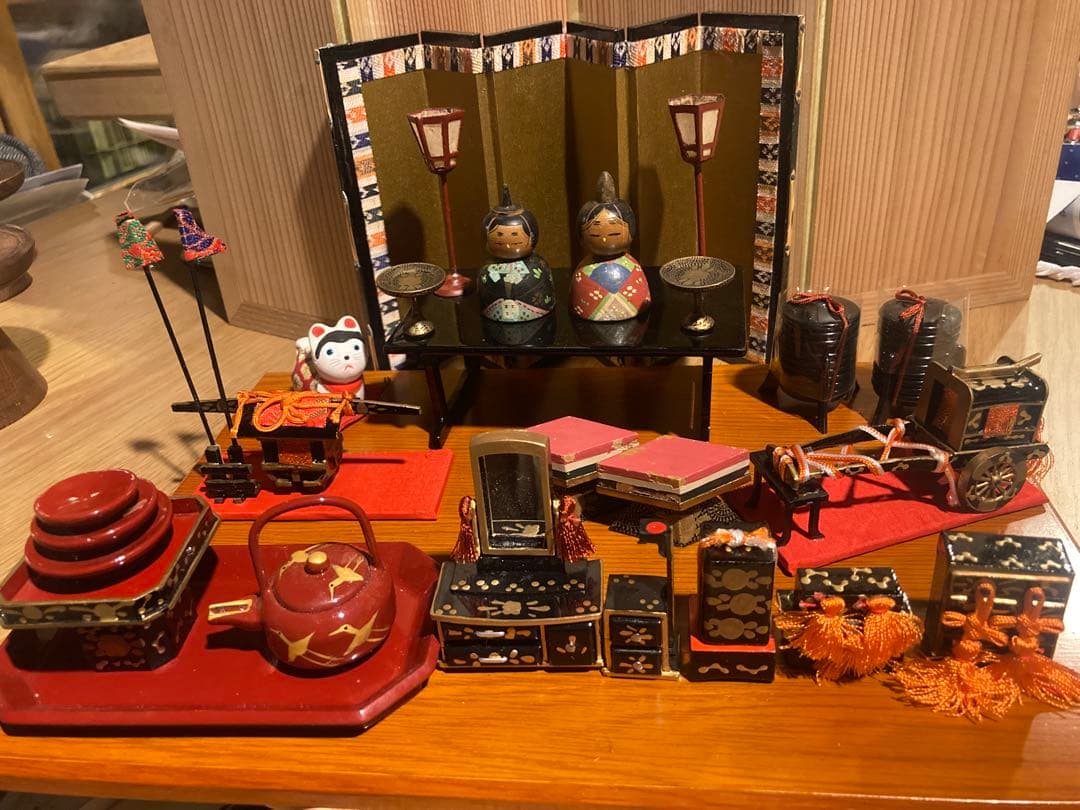小さい小さい雛人形と小さい小さい雛道具