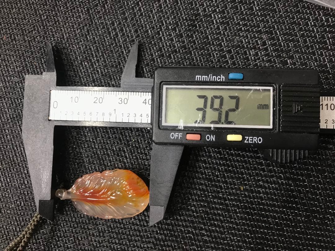 ゴビ石−1328 ゴビ瑪瑙　彫刻『羽毛』