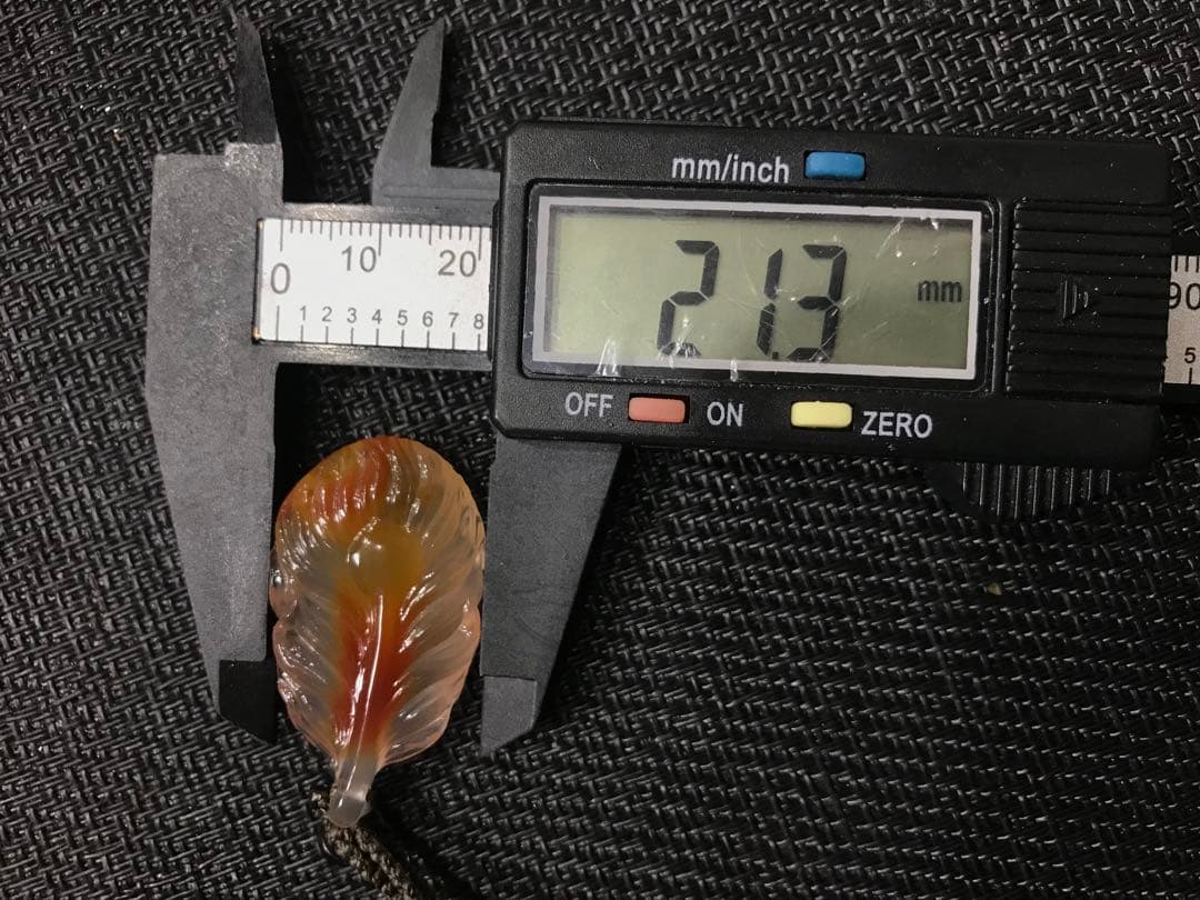 ゴビ石−1328 ゴビ瑪瑙　彫刻『羽毛』