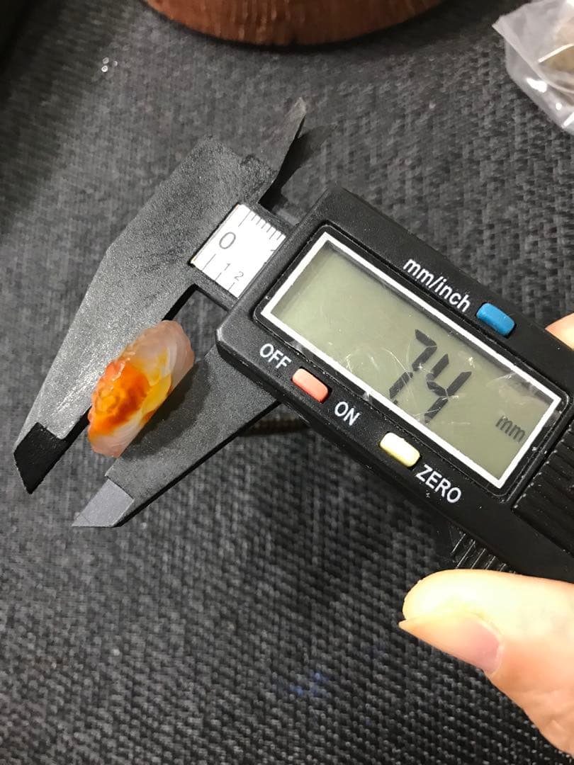 ゴビ石−1328 ゴビ瑪瑙　彫刻『羽毛』