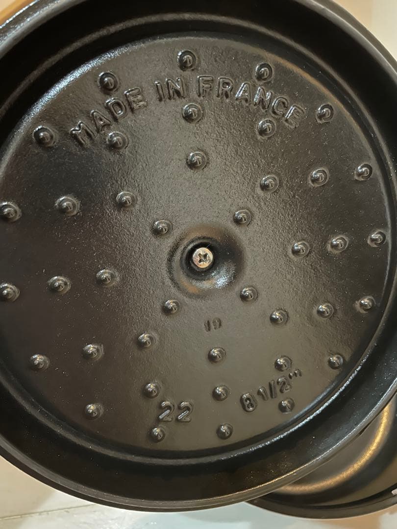 新品　ストウブ　22cm シャイニーブラック