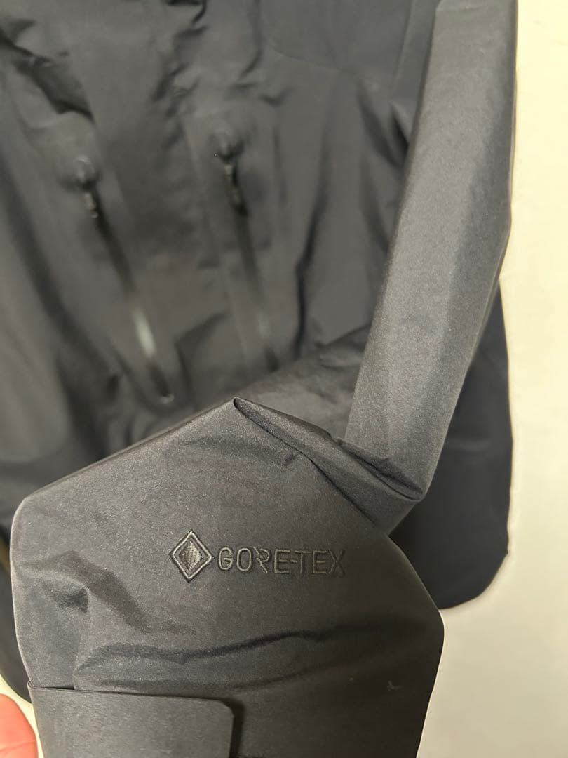 DESCENTE ゴアテックスシェルジャケット