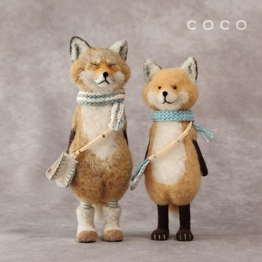 ショルダーバックを下げた大人なキタキツネさん